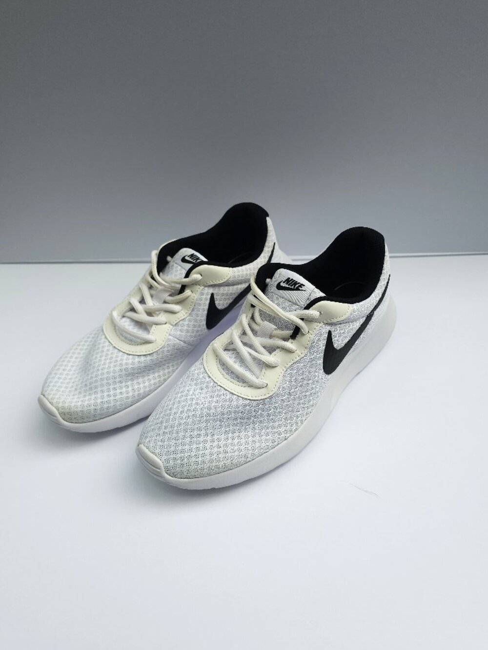 Nike Tanjun Women’s Sz 9 White Black 812655-100 Running Shoes Sneakers